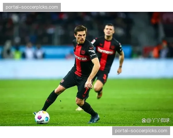 勒沃库森小将因在训练中出色理解战术指令，被提拔至一线队合练。