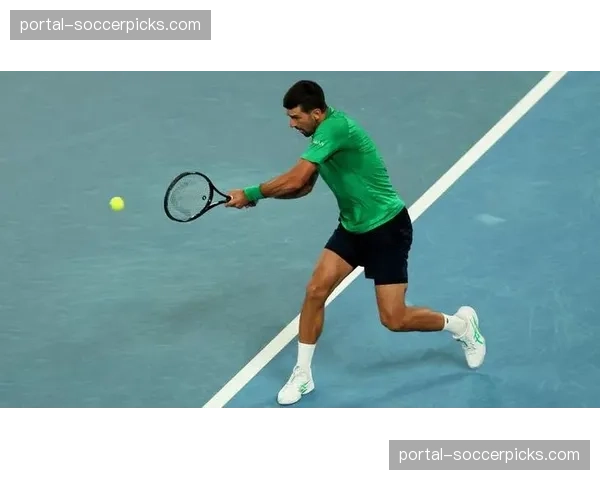 特写：法国网球公开赛雨水侵袭，德约科维奇在休息室与球童下国际象棋